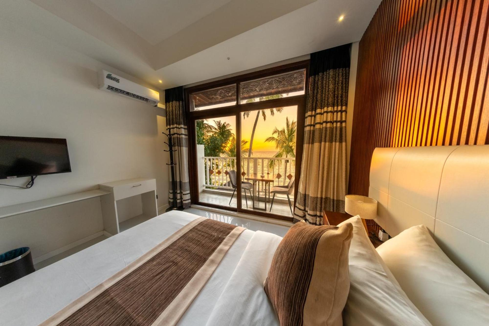 Heron Beach Hotel - The Best Maldivian Getaway In Dhiffushi,Maldives Экстерьер фото
